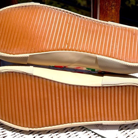 Steppinโ Pretty! JOULES (NWT, Size 8) โFayโ White Floral Slip-on Sneakers - Picture 4 of 7